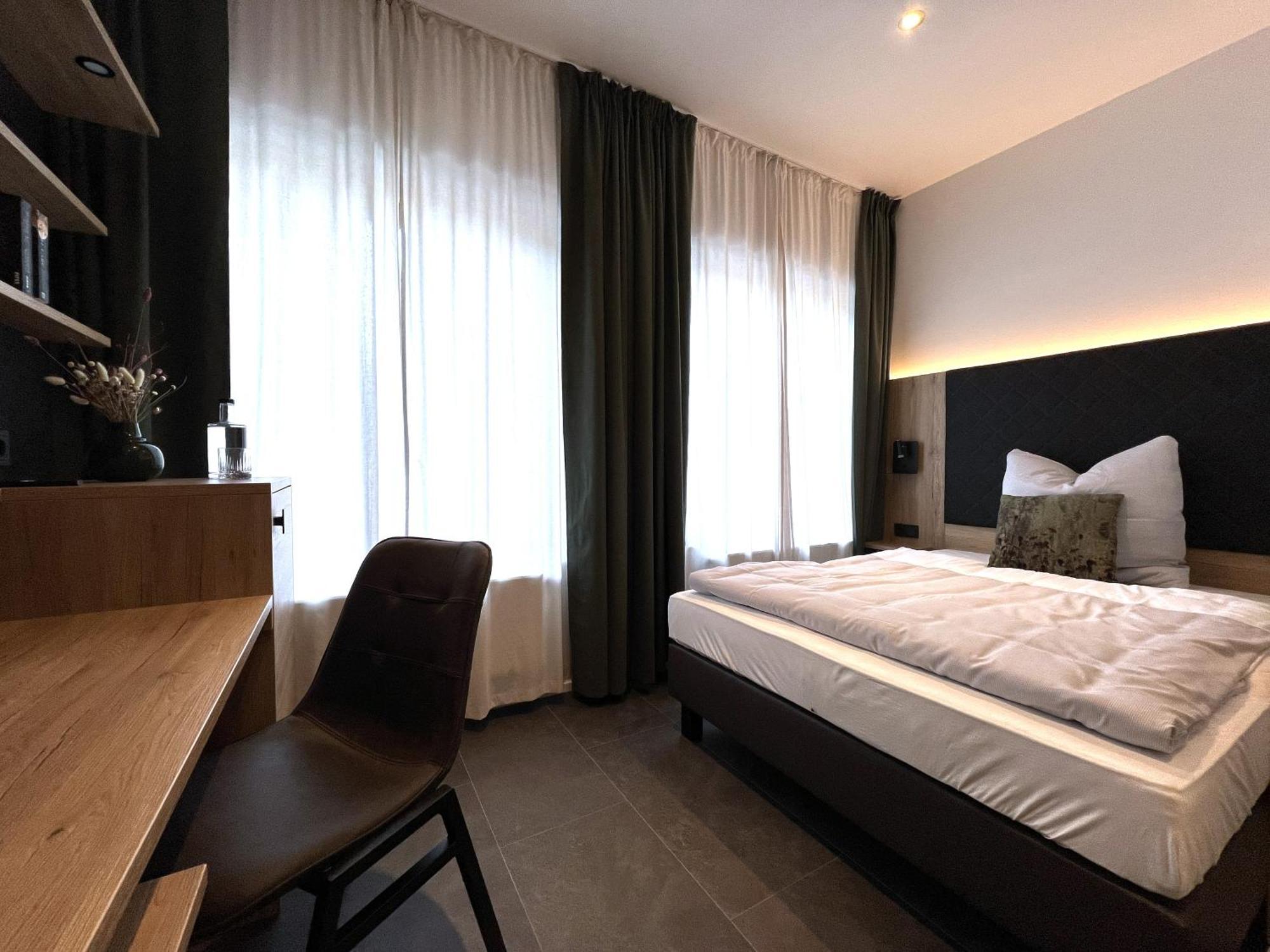Haus Kuckenberg Hotel Burscheid Buitenkant foto